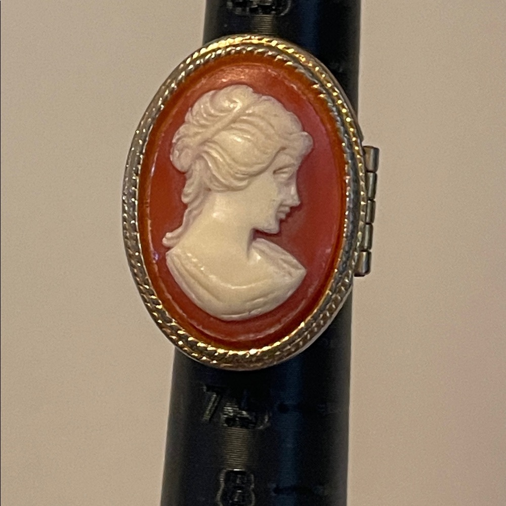❗️SOLD❗️1970’s Avon Cameo Locket Ring - Picture 8 of 8